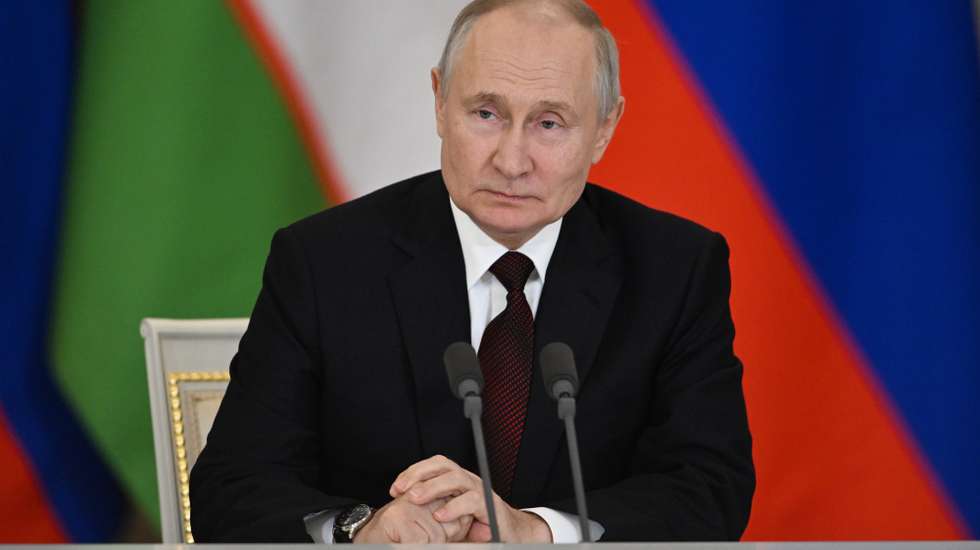 epa10904265 Russian President Vladimir Putin delivers a speech after a meeting with Uzbek President Shavkat Mirziyoyev at the Kremlin, in Moscow, Russia, 06 October 2023. Shavkat Mirziyoyev is on an official visit to Russia.  EPA/PAVEL BEDNYAKOV / SPUTNIK/ KREMLIN POOL MANDATORY CREDIT