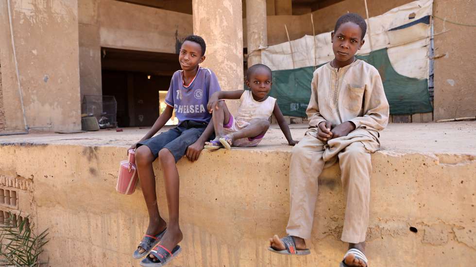 epa10578769 Sudanese children wait on a street while looking for drinking water after supplies were affected due to the ongoing fighting between Sudanese army and paramilitaries of the Rapid Support Forces (RSF) in Khartoum, Sudan, 18 April 2023. A power struggle erupted 15 April between the Sudanese army led by army Chief General Abdel Fattah al-Burhan and the paramilitaries of the Rapid Support Forces (RSF) led by General Mohamed Hamdan Dagalo, resulting in at least 200 deaths according to doctors' association in Sudan. The RSF on 18 April said it approved a 24-hour ceasefire to allow evacuation of the wounded, however the Sudanese army did not confirm the deal.  EPA/STRINGER