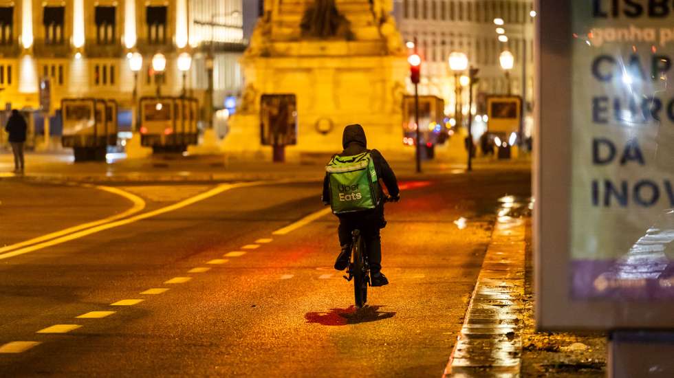 Um estafeta de uma plataforma de entrega de comida (bolt, uber eats), pedala na Avenida da Liberdade, em Lisboa, 23 de janeiro de 2024. JOSÉ SENA GOULÃO/LUSA