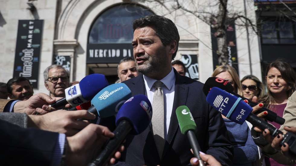 O presidente do Chega, André Ventura fala aos jornalistas antes de visitar o Mercado da Ribeira em Lisboa, 1 de abril de 2024.  MIGUEL A. LOPES/LUSA