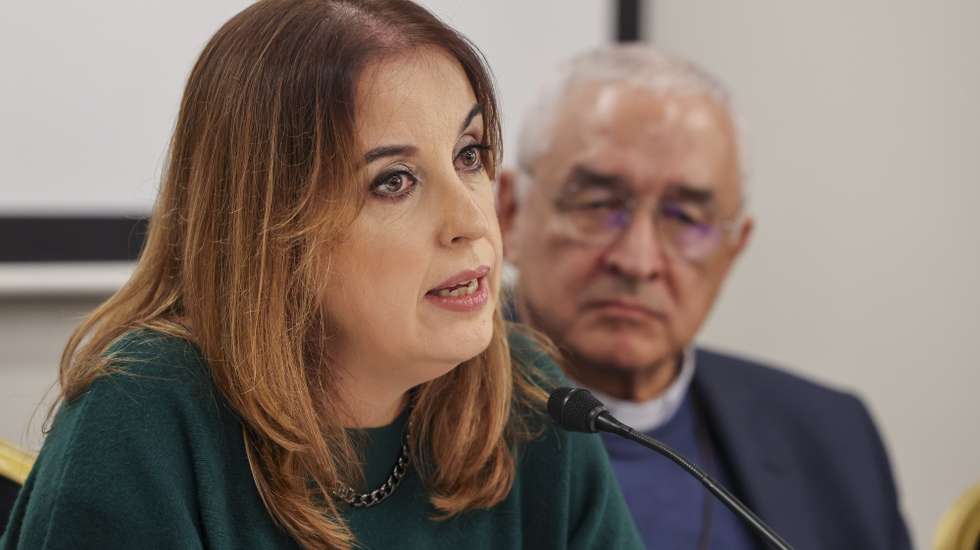 A coordenadora do grupo Vita, Rute Agulhas, ladeada pelo bispo de Leiria-Fátima, José Ornelas Carvalho, durante a apresentação do relatório de atividades e o "Manual de Prevenção da Violência Sexual sobre crianças e adultos vulneráveis no contexto da Igreja Católica em Portugal", Lisboa, 12 de dezembro de 2023. Segundo o documento da estrutura criada pela Conferência Episcopal Portuguesa (CEP) para o acompanhamento das vítimas de abusos sexuais, além das 16 situações sinalizadas às autoridades para investigação (ficaram de fora os casos em que o denunciado já tivesse morrido ou existisse um processo judicial), foram igualmente comunicados 45 casos às estruturas ligadas à Igreja, das quais 27 para as comissões diocesanas. JOÃO RELVAS/LUSA