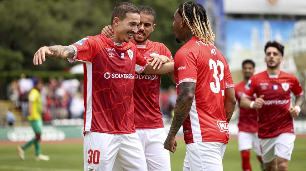 O jogador do Santa Clara, Safira (E), festeja  após marcar um golo no jogo contra o Mafra, durante o jogo da 33ª jornada da II liga de futebol, disputado no Estádio Municipal de Mafra, 12 de maio de 2024. FILIPE AMORIM/LUSA