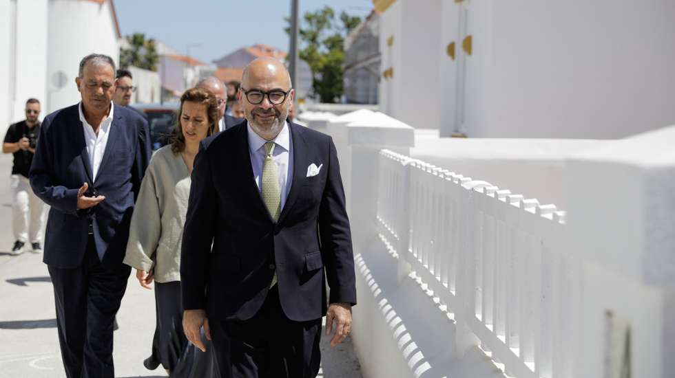 O ministro das Infraestruturas e Habitação, Miguel Pinto Luz (D), acompanhado pelo presidente da Câmara Municipal do Entroncamento, Jorge Faria (E), pela secretária de Estado das Infraestruturas e Habitação, Patrícia Gonçalves Costa (C), preside à cerimónia de entrega de novas habitações atribuídas por sorteio em arrendamento acessível, financiadas pelo Plano de Recuperação e Resiliência (PRR), no Entroncamento, 01 de agosto de 2024. PAULO CUNHA/LUSA