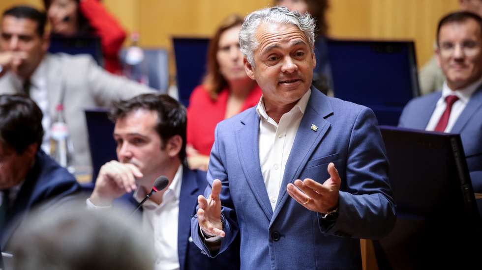 O deputado do Juntos pelo Povo (JPP), Élvio Sousa, intervém durante o debate do segundo programa do XV Governo Regional da Madeira na Assembleia Legislativa da Madeira no Funchal, ilha da Madeira, 04 de julho de 2024. HOMEM DE GOUVEIA/LUSA