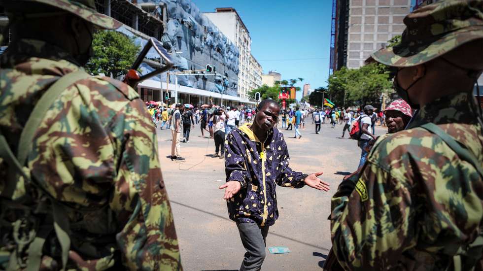 Um manifestante conversa com militares durante uma marcha de contestação das eleições de 09 de outubro em Maputo, Moçambique, 29 de novembro de 2024. LUÍSA NHANTUMBO/LUSA