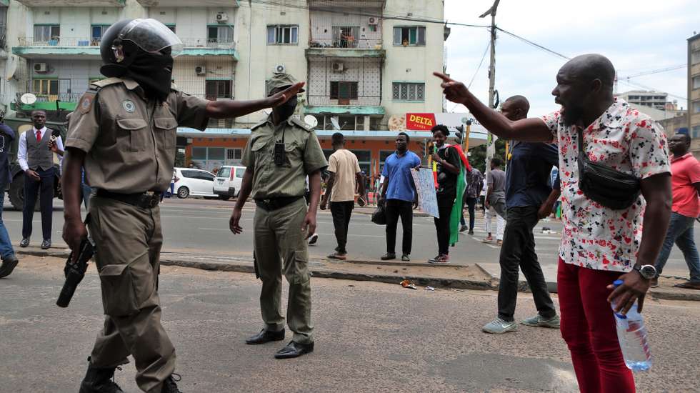 A police officer talks to a demonstrator during a protest by pro-Venancio Mondlane demonstrators against the electoral process by occupying the streets, stopping traffic and throwing rubbish bins and stones on the roads, at control Eduardo Mondlane Avenue in downtown Maputo, Mozambique, 27 November 2024. Presidential candidate Venancio Mondlane has called on the Mozambican population to leave their cars in the streets from 8am for three days, starting today, with election protest posters until they return from work. LUISA NHANTUMBO/LUSA