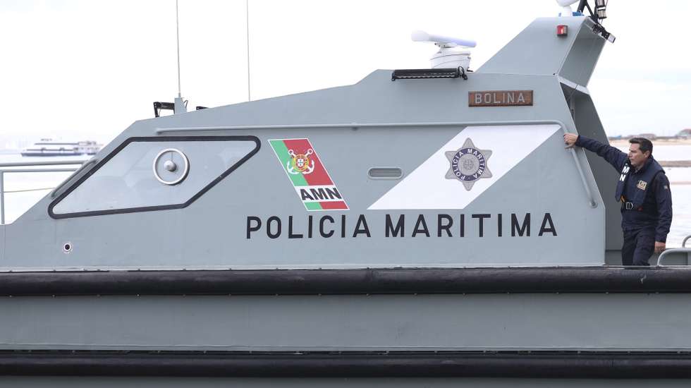 Uma embarcação da Polícia Marítima percorre o Rio Tejo, Lisboa  28 de novembro de 2023. ANTÓNIO COTRIM/LUSA
