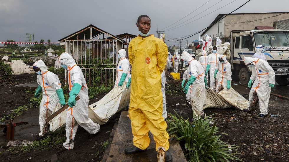 epaselect epa11874921 Members of the Congolese Red Cross and volunteers carry victims of the recent conflict before burying them in a cemetery in Goma, Democratic Republic of the Congo, 04 February 2025. Over 900 people were killed and around 2,800 injured in the last two weeks in the eastern city of Goma of the DRC amid fighting between the M23 (March 23 Movement) rebel group and the government forces, the World Health Organization said on 03 February. The M23 (March 23 Movement) took control of Goma city, the capital of the North Kivu Province, days after claiming to have captured most of it after launching a large-scale offensive in the east of the DR Congo, which the DR Congo and the UN accuse Rwanda of backing.  EPA/STRINGER