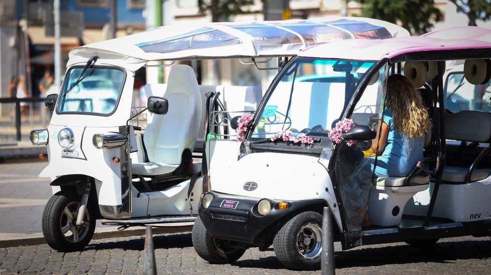Tuk-tuks estacionados na Praça da Figueira, em Lisboa, 06 de agosto de 2024. Baixa. Turismo. Tuk-tuk. ANTÓNIO PEDRO SANTOS/LUSA