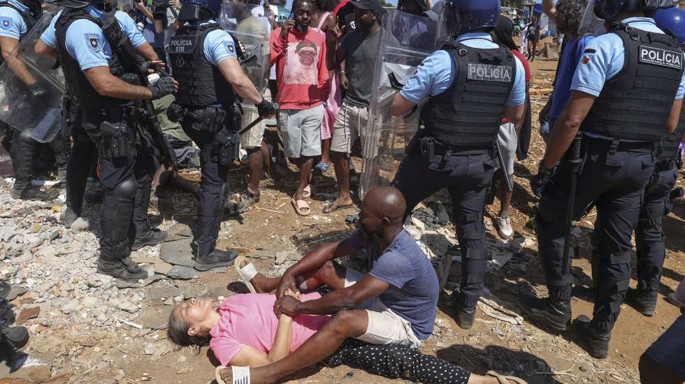 Moradores do bairro do Talude protestam contra a demolição de "mais de 60 habitações", no dia em que a Câmara Municipal de Loures anunciou novas demolições, em Loures, 14 de julho de 2025. MANUEL DE ALMEIDA/LUSA