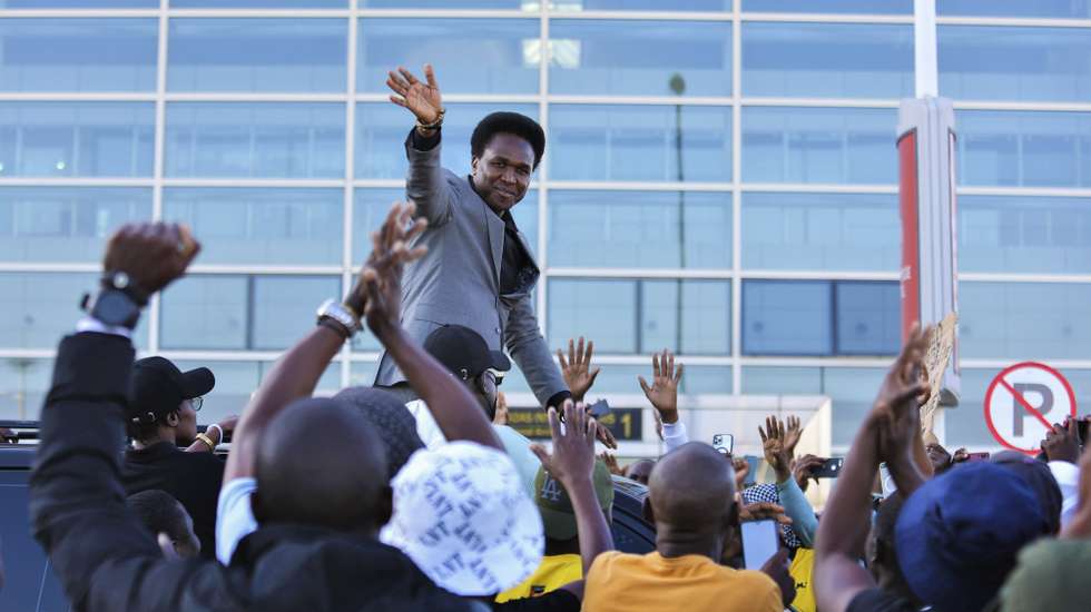 Venâncio Mondlane, ex-candidato presidencial à chegada no Aeroporto Internacional de Maputo, Moçambique, 21 de julho de 2025. Venâncio Mondlane vai ser ouvido terça-feira na Procuradoria-Geral da República (PGR) moçambicana, no âmbito das manifestações pós-eleitorais, anunciou o político, ao chegar a Maputo, antes da polícia lançar gás lacrimogéneo após a saída do aeroporto, dispersando apoiantes. LUÍSA NHANTUMBO/LUSA