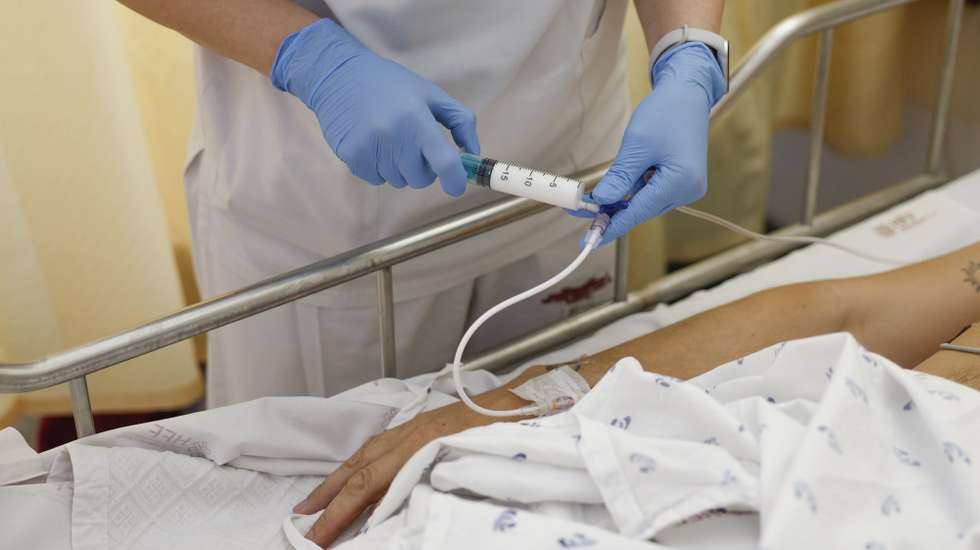 Uma enfermeira administra sedativios ao paciente paciente Paulo Pinto, doente internado na Unidade de Insuficiência Cardíaca (IC) do Hospital Professor Doutor Fernando Fonseca, na Amadora, 04 de junho de 2025. O Hospital recebeu a pré-acreditação internacional da Sociedade Europeia de Insuficiência Cardíaca (iCARE-HF), um reconhecimento que certifica os melhores centros de tratamento e gestão da IC a nível mundial. (ACOMPANHA TEXTO DE 13-06-2025) ANTÓNIO PEDRO SANTOS/LUSA