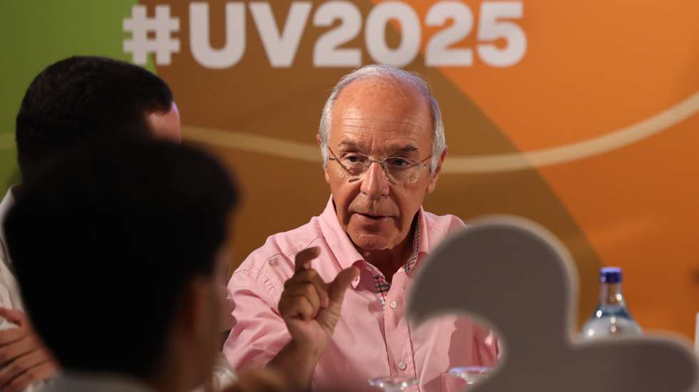 O candidato à Presidência da República, Luís Marques Mendes, conversa com alunos no início de um jantar-conferência na Universidade de Verão do PSD, que decorre até ao próximo domingo numa unidade hoteleira de Castelo de Vide, 28 de agosto de 2025. NUNO VEIGA/LUSA