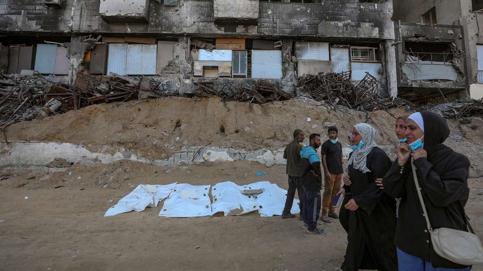 epa12478467 Palestinians recover the bodies of family members killed during the war from the grounds of Al-Shifa Hospital in Gaza City, Gaza Strip, 24 October 2025. The bodies are being transferred for burial in official cemeteries, following the partial withdrawal of Israeli forces from Gaza after a ceasefire agreement between Israel and Hamas.  EPA/MOHAMMED SABER