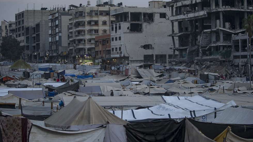 epa12520922 Tents of displaced Palestinians from northern Gaza are set up near destroyed buildings in Al Remal neighbouhood in Gaza City, Gaza Strip, 12 November 2025, amid a ceasefire between Israel and Hamas. According to the UN around 90 percent of the population or 1.9 million people in Gaza have been displaced since the start of the conflict.  EPA/MOHAMMED SABER