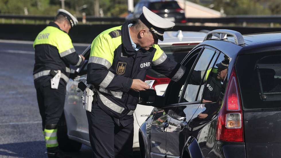 Mmilitares da Guarda Nacional Republicana (GNR) durante uma operação de fiscalização rodoviária, na Praça das Portagens da AE A1, em Alverca, Vila Franca de Xira, 23 de dezembro de 2025. MANUEL DE ALMEIDA/LUSA