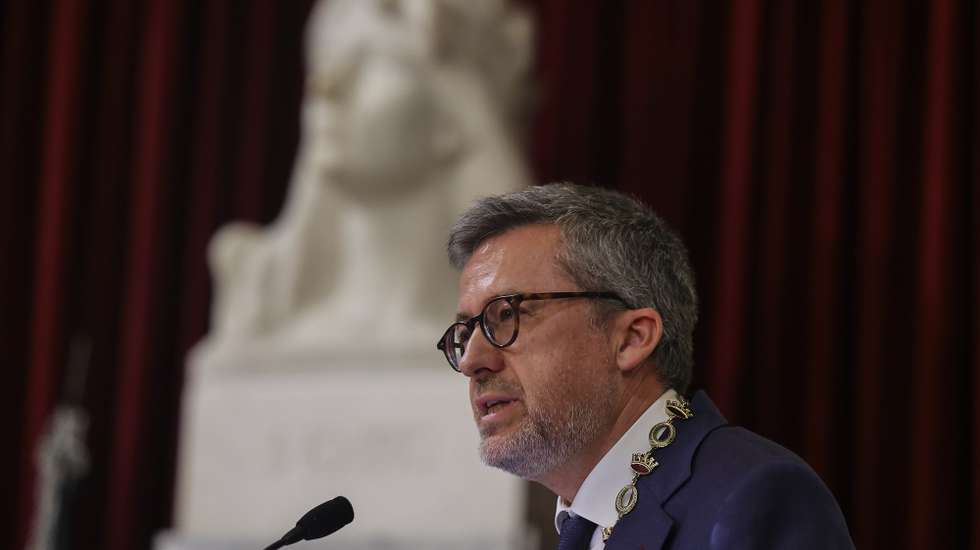 O presidente da Câmara Municipal de Lisboa, Carlos Moedas, intervém durante a cerimónia comemorativa do 50.º aniversário do 25 de novembro, na Câmara Municipal de Lisboa, 25 de novembro de 2025. MANUEL DE ALMEIDA/LUSA