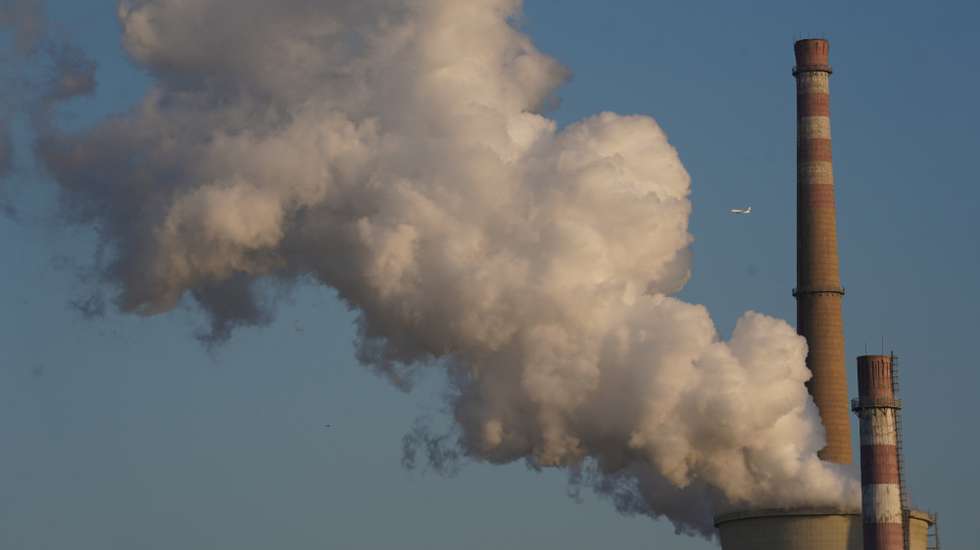 epa08024733 Steam billows from cooling towers of a power plant operating for the city's power and heating in Beijing, China, 25 November 2015. Atmospheric concentrations of carbon dioxide and other major greenhouse gases have reached a new high in 2018, the World Meteorological Organization (WMO) said in their annual report.  EPA/WU HONG
