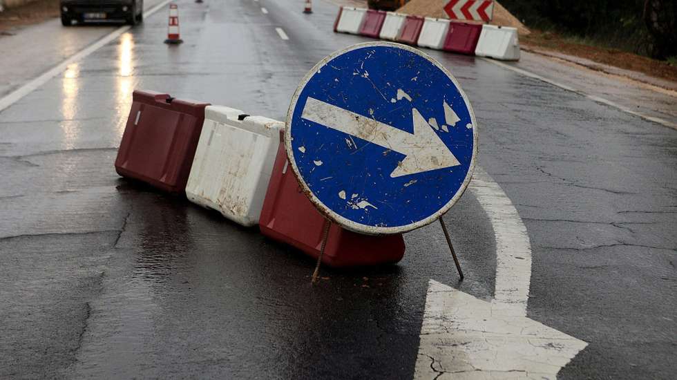 Face a este constrangimento, foram implementados três desvios: para oeste, via Canelas, para este, via Vila d´Este, e o para o Nó da Feiteira