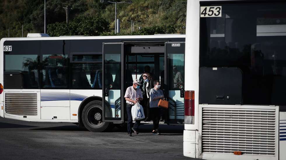 Utentes à saída de um autocarro dos Transportes Sul do Tejo (TST), em Cacilhas, Almada, 20 de maio de 2020. O transporte rodoviário foi reforçado com a entrada do segunda fase do desconfinamento devido à pandemia da covid-19, apesar disso as carreiras continuam com poucas pessoas o que contrasta com a grande utilização dos transportes fluviais da Transtejo/Soflusa. (ACOMPANHA TEXTO). MÁRIO CRUZ/LUSA