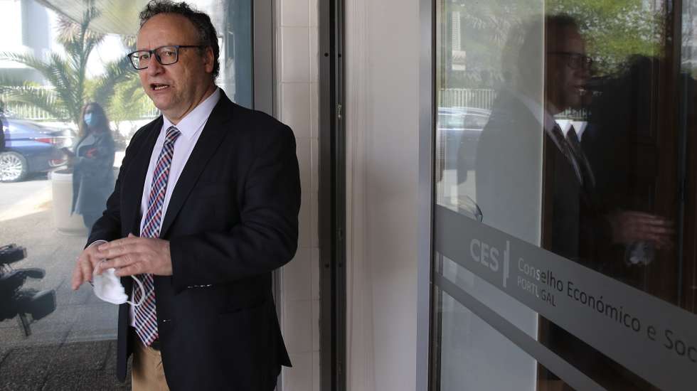 Francisco Assis, presidente do Conselho Económico e Social (CES), à chegada para a reunião da Comissão Permanente da Concertação Social realizada no CES, Lisboa, 11 de abril de 2022.  MANUEL DE ALMEIDA/LUSA