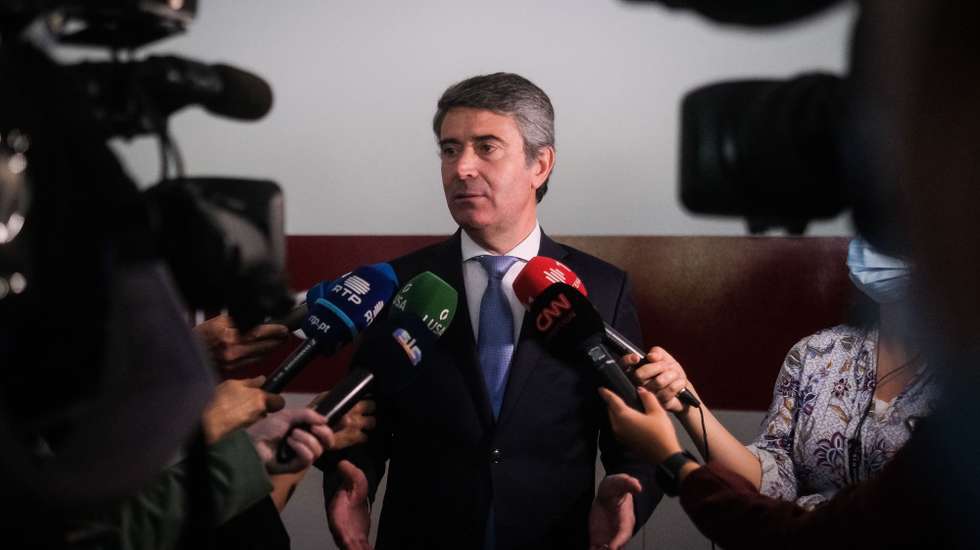 O ministro da Administração Interna, José Luís Carneiro, fala aos jornalistas após a sessão de abertura do congresso do Sindicato da Carreira de Investigação e Fiscalização do Serviço de Estrangeiros e Fronteiras subordinado ao tema “O SEF em tempos de guerra na Europa”, no Instituto Superior de Ciências Sociais e Políticas (ISCSP) da Universidade de Lisboa, em Lisboa, 6 de junho de 2022. MÁRIO CRUZ/LUSA