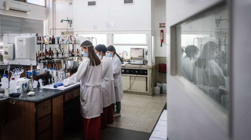 Técnicas de farmácia trabalham no Laboratório Nacional do Medicamento, em Lisboa, 7 de junho de 2022. MÁRIO CRUZ/LUSA