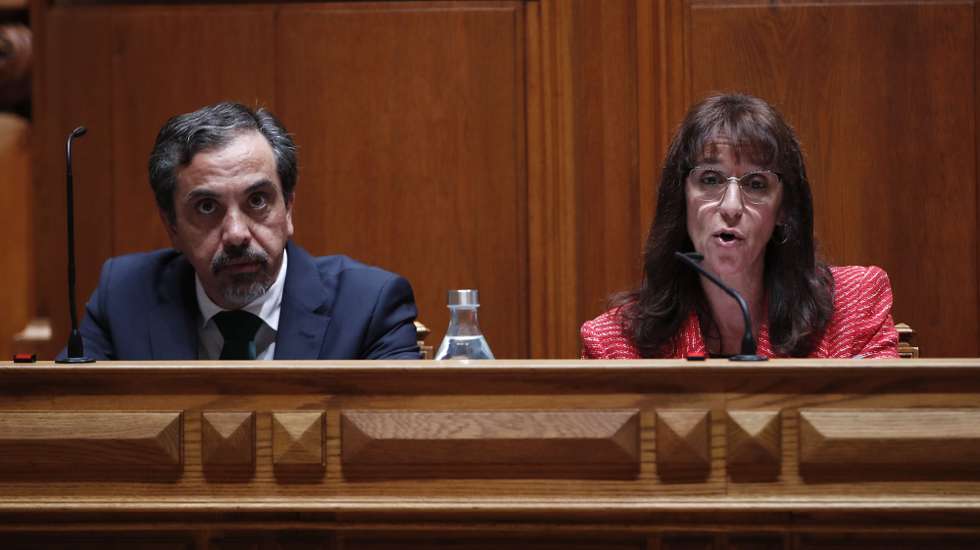 A ministra da Defesa Nacional, Helena Carreiras (D), ladeada pelo Secretário de Estado da Defesa Nacional, Marco Capitão Ferreira (E), intervém na sua audição na Comissão de Orçamento e Finanças, em conjunto com a Comissão de Administração Pública, Ordenamento do Território e Poder Local, no âmbito da apreciação, na generalidade, do Orçamento do Estado para 2023, em Lisboa, 04 de novembro de 2022. ANTÓNIO PEDRO SANTOS/LUSA