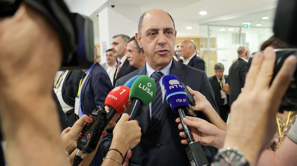 O ministro da Saúde, Manuel Pizarro, fala aos jornalistas um pouco antes da essão de abertura do 14.º Congresso Nacional das Misericórdias, 01 de junho de 2023, auditório da Ordem dos Contabilistas Certificados, em Lisboa. MANUEL DE ALMEIDA/LUSA