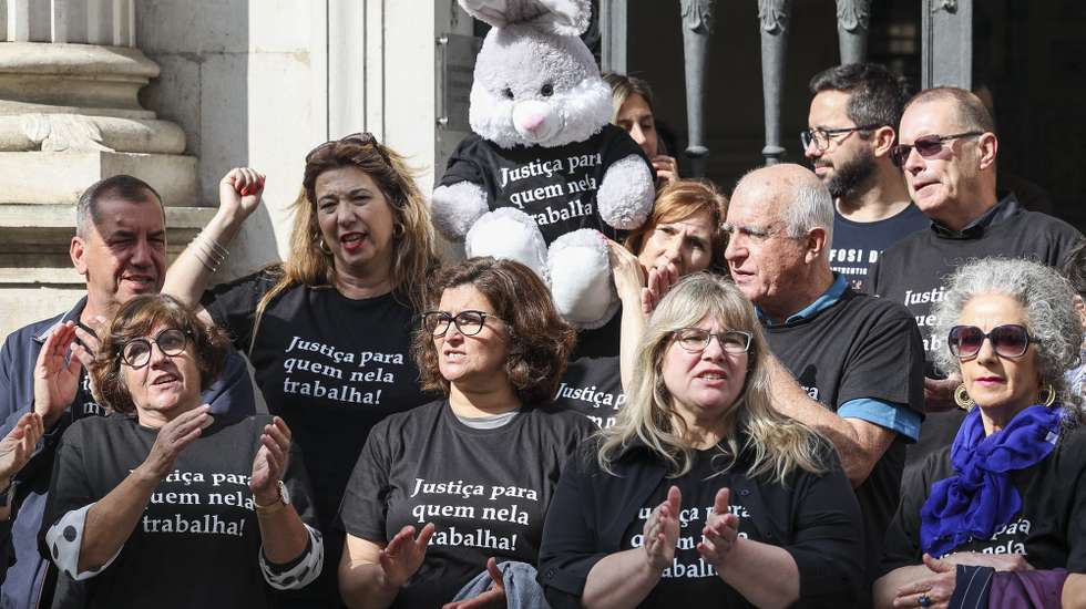 Funcionários de justiça durante a concentração convocada pelo  Sindicato dos Funcionários Judiciais, para reivindicar a  abertura de procedimento para acesso a todas as categorias cujos lugares se encontrem vagos,  inclusão no vencimento do suplemento de recuperação processual, com efeitos a 1 de janeiro de 2021, ou seja, o pagamento do valor mensal nas 14 prestações anuais, revisão da tabela salarial, em frente ao Palácio da Justiça de Coimbra, 1 de junho de 2023. PAULO NOVAIS/LUSA