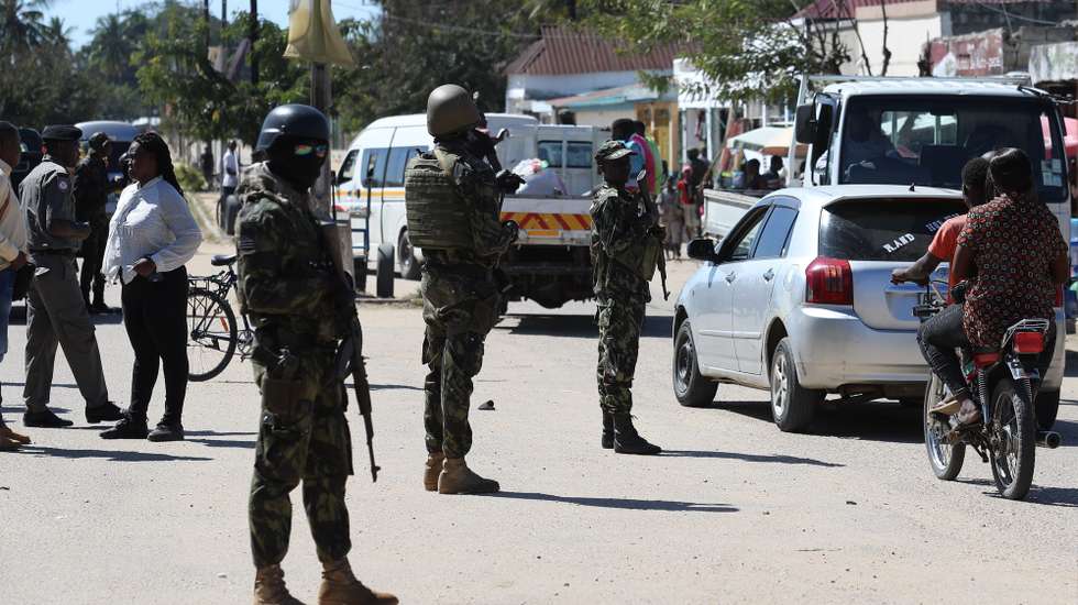 Militares vigiam avenida principal de Mocímboa da Praia, Cabo Delgado, norte de Moçambique, 26 de junho de 2023. Há residentes de etnia maconde que já rumaram a Mueda, no planalto de Cabo Delgado, “para plantar milho”, mas o que os muânis como Assumane sabem fazer é plantar arroz nos campos de Auasse, ali perto de Mocímboa de Praia. (acompanha texto de 26 de junho de 2023). LUÍS FONSECA/LUSA