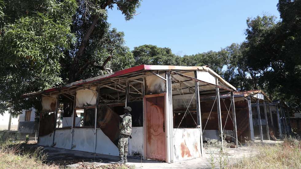 Apesar de o hospital de Mocímboa da Praia, já estar a funcionar, algumas alas permanecem destruídas, tal como ficaram depois das incursões de rebeldes que ocuparam a vila entre 2020 e 2021, Cabo Delgado, norte de Moçambique, 26 de junho de 2023. Há residentes de etnia maconde que já rumaram a Mueda, no planalto de Cabo Delgado, “para plantar milho”, mas o que os muânis como Assumane sabem fazer é plantar arroz nos campos de Auasse, ali perto de Mocímboa de Praia. (acompanha texto de 26 de junho de 2023). LUÍS FONSECA/LUSA