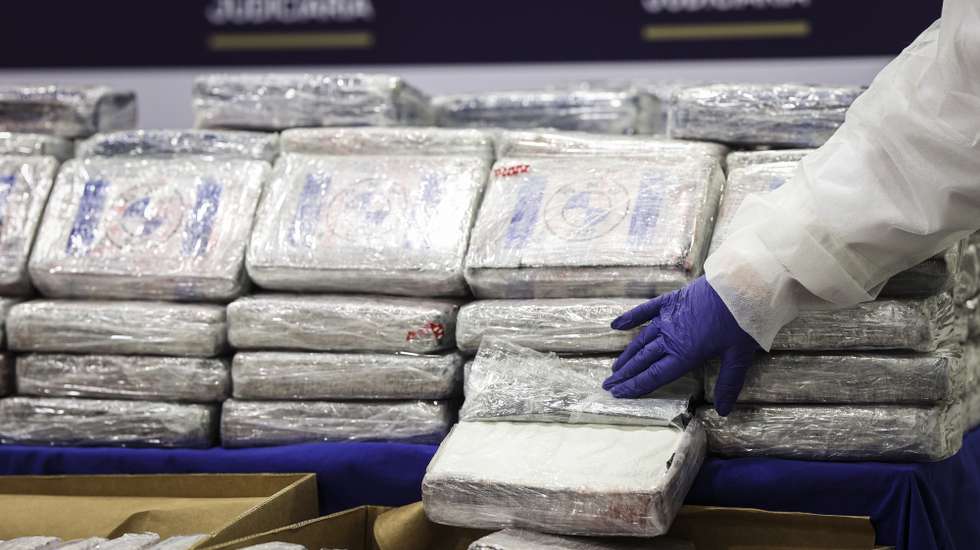 Material apreendido pela Polícia Judiciária (PJ), através da Unidade Nacional de Combate ao tráfico de Estupefacientes, procedeu, nos últimos dias, à apreensão de cerca de cerca de 4,2 toneladas de cocaína com origem na América Latina. A droga em causa, que apresenta um elevado grau de pureza, foi transportada até Portugal por via marítima dissimulada num carregamento de fruta em paletes, mais concretamente de bananas, que entrou em território nacional, através do Porto de Setúbal, nas instalações da Polícia Judiciária em Lisboa, 02 de maio de 2023. FILIPE AMORIM/LUSA