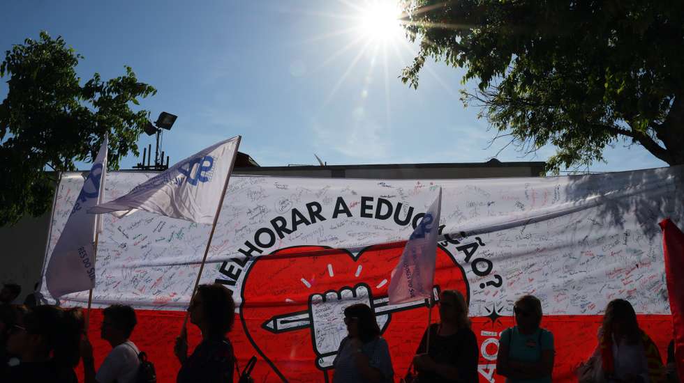 Bandeira assinada por professores de todo o país, que tentarão entregar amanhã a António Costa, durante uma concentração à porta da residência oficial do primeiro-ministro, Évora, 20 de abril de 2023. Um grupo de professores concentrou-se hoje em protesto sob o mote: "Melhorar a Educação? Tratem bem os que cá estão!", organizada pela Federação Nacional da Educação (FNE). Os professores exigem a recuperação de todo o tempo de serviço congelado assim como o fim das quotas e vagas de acesso ao 5.º e 7.º escalões que bloqueiam a progressão na carreira. NUNO VEIGA/LUSA