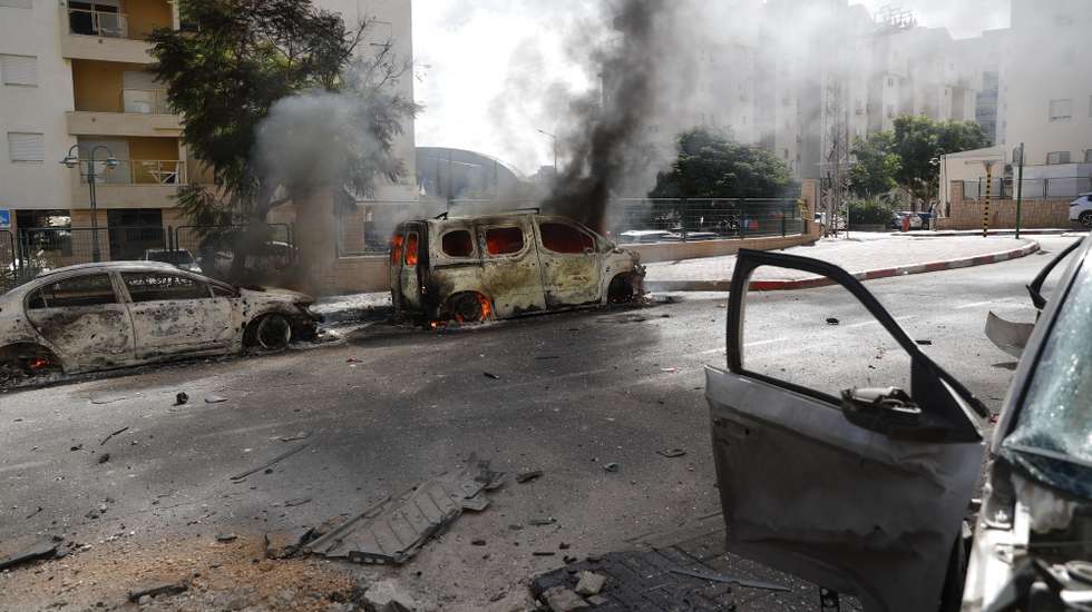 epa10904782 Wrecked cars and damaged buildings in the Israeli city of Ashkelon following rocket launches from Gaza, 07 October 2023. Rocket barrages were launched from the Gaza Strip early Saturday in a surprise attack claimed by the Islamist movement Hamas.  EPA/ATEF SAFADI