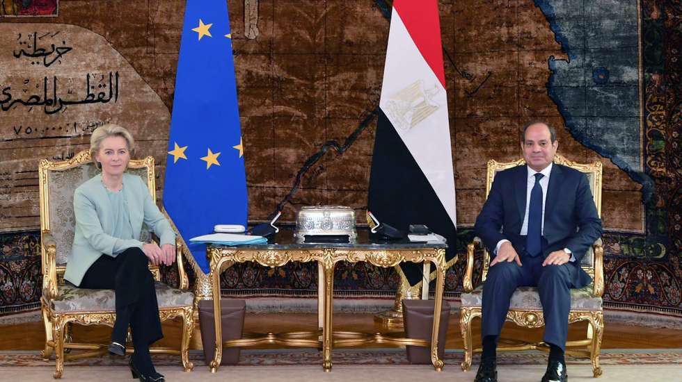 epa10982554 A handout photo made available by the Egyptian Presidential Office shows Egyptian President Abdul Fattah al-Sisi (R) meeting  with EU Commission President Ursula von der Leyen at the Ittihadia Presidential Palace in Cairo, Egypt, 18 November 2023.  EPA/HANDOUT HANDOUT   HANDOUT EDITORIAL USE ONLY/NO SALES HANDOUT EDITORIAL USE ONLY/NO SALES