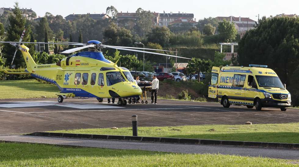 O presidente da Aliança, Pedro Santana Lopes, é transportado de maca do helicóptero para uma ambulância do INEM à chegada ao Hospital da Universidade de Coimbra (HUC), depois de ter sofrido um acidente de viação ao quilómetro 136 da autoestrada 1 (A1), no sentido Coimbra-Lisboa, em Coimbra, 15 de maio de 2019. O terceiro dia de campanha eleitoral para as europeias ficou hoje marcado pelo acidente de viação sofrido pelo líder do Aliança, Pedro Santana Lopes, e o cabeça de lista, Paulo Sande, na autoestrada A1, na zona de Leiria. PAULO NOVAS/LUSA