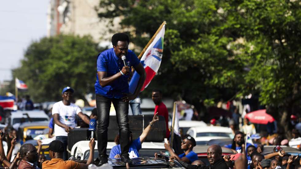 Venâncio Mondlane (C), candidato da Resistência Nacional Moçambicana (Renamo) para a cidade de Maputo, Moçambique, 11 de outubro de 2023. Milhares de pessoas, entre simpatizantes da Renamo e vendedores informais, saíram hoje à rua para reclamar “vitória” do candidato do principal partido de oposição nas eleições autárquicas na cidade de Maputo, embora sem confirmação da Comissão Nacional de Eleições (CNE). LUÍSA NHANTUMBO/LUSA