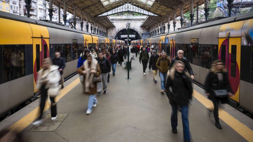 Passageiros saem de um comboio na Estação de São Bento no Porto, 2 de janeiro de 2024. Os trabalhadores de operação, comando, controlo, informação, gestão de circulação e conservação ferroviária na Infraestruturas de Portugal (IP) estão em greve por melhores condições de trabalho e vencimentos da profissão, que considera exigente e complexa.  JOSÉ COELHO/LUSA