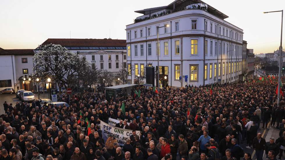 Police officers protest during a demonstration by the platform of PSP (Public Security Police) unions and GNR (National Republican Guard) associations for the restructuring of pay supplements and for the enhancement and dignification of professionals, Porto, Portugal, 31 January 2024.  ESTELA SILVA/LUSA