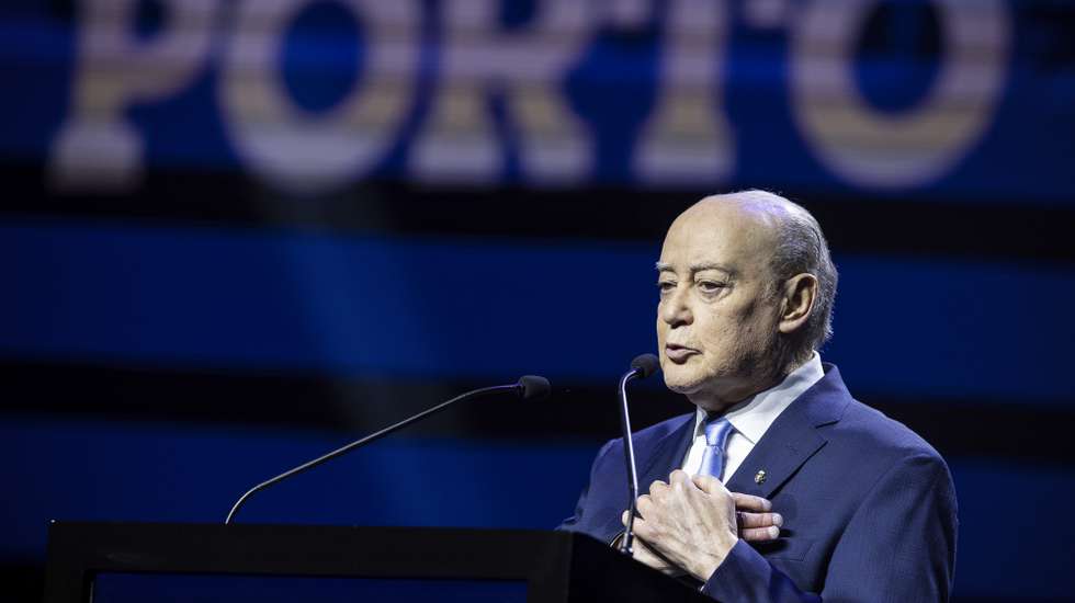 Jorge Nuno Pinto da Costa, intervém durante a apresentação da sua candidatura à presidência do Futebol Clube do Porto, no Coliseu do Porto, 4 de fevereiro de 2024. Pinto da Costa, de 86 anos, concorrerá a um 16.º mandato seguido à frente do FC Porto, numa fase em que é o dirigente com mais títulos e longevidade do futebol mundial, tendo sido eleito pela primeira vez como 33.º presidente da história do clube em abril de 1982. JOSÉ COELHO/LUSA