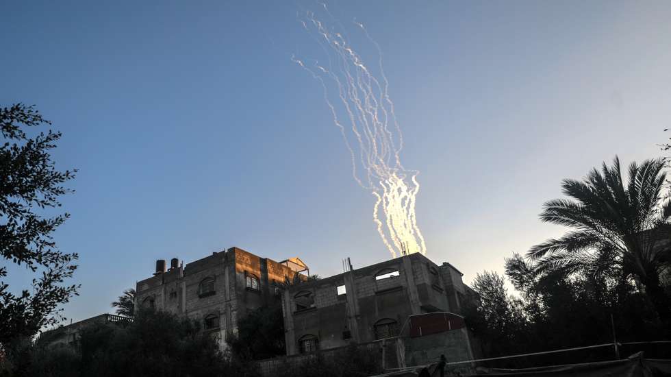 epa11114498 A view shows rockets being launched from the coast of the Gaza Strip towards Isarel, during the Israeli military operation in Khan Younis town southern Gaza Strip, 30 January 2024. More than 26,700 Palestinians and at least 1,330 Israelis have been killed, according to the Palestinian Health Ministry and the Israel Defense Forces (IDF), since Hamas militants launched an attack against Israel from the Gaza Strip on 07 October 2023, and the Israeli operations in Gaza and the West Bank which followed it.  EPA/MOHAMMED SABER