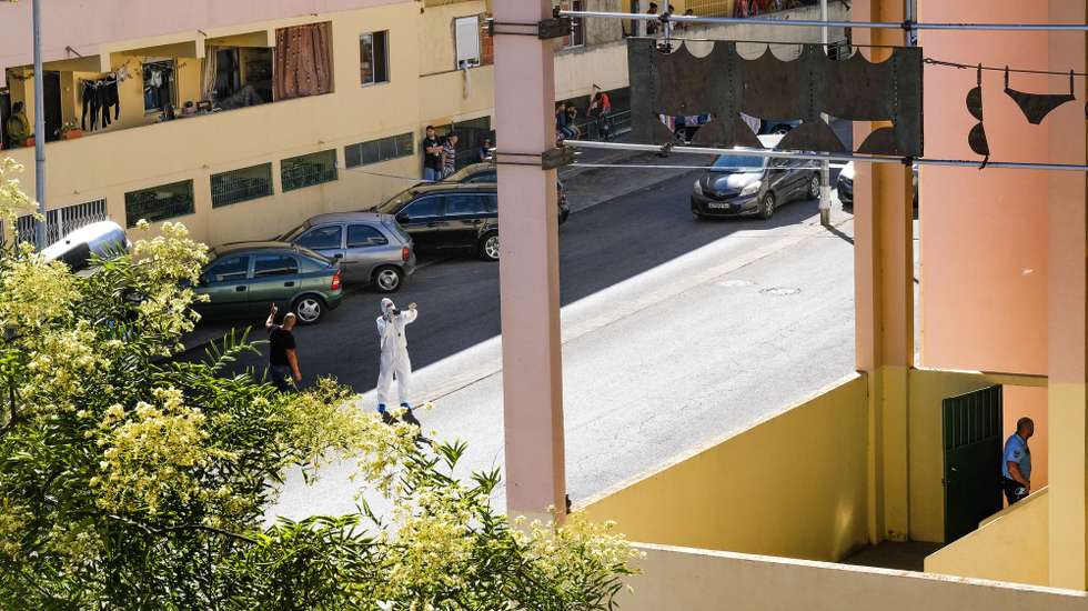Três pessoas ficaram hoje feridas durante um confronto com armas de fogo no bairro da Bela Vista, em Setúbal, tendo sido detidas duas pessoas, disse à agência Lusa fonte da Direção Nacional da PSP, Setúbal, 23 de julho de 2021. Segundo adiantou à Lusa o intendente Nuno Carocha, porta-voz da PSP, pelas 15:00, o 112 recebeu uma comunicação de estariam cerca de seis pessoas “em confrontos, com disparos de armas de fogo” naquele bairro em Setúbal. “De imediato foram acionados meios policiais. Temos três feridos, cinco suspeitos identificados e dois detidos”, apontou. RUI MINDERICO/LUSA