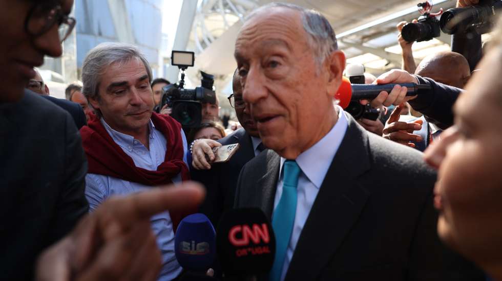 O Presidente da República, Marcelo Rebelo de Sousa (D), acompanhado pelo presidente do CDS-PP, Nuno Melo (E), durante a visita à Bolsa de Turismo de Lisboa (BTL), em Lisboa, 28 de fevereiro de 2024. ANDRÉ KOSTERS/LUSA