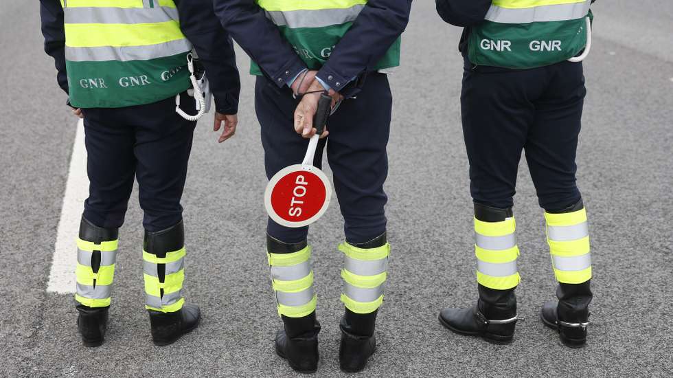Militares da Guarda Nacional Republicana (GNR) durante uma ação de fiscalização/sensibilização sobre segurança rodoviária na Autoestrada A12, em Palmela, 29 de dezembro de 2023. ANTÓNIO PEDRO SANTOS/LUSA
