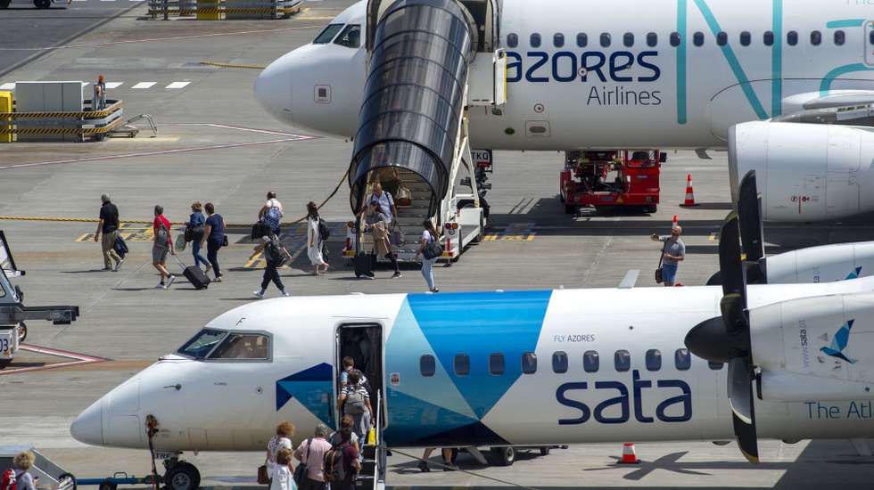 Aviões da Azores Airlines, no Aeroporto João Paulo II em Ponta Delgada, Açores, 11 de outubro de 2023. A privatização dos consórcios interessados na empresa da SATA apresentaram novas ofertas de 7,026 euros e 6,60 euros por ação. Decisão final será tomada até ao início de Outubro. EDUARDO COSTA/LUSA