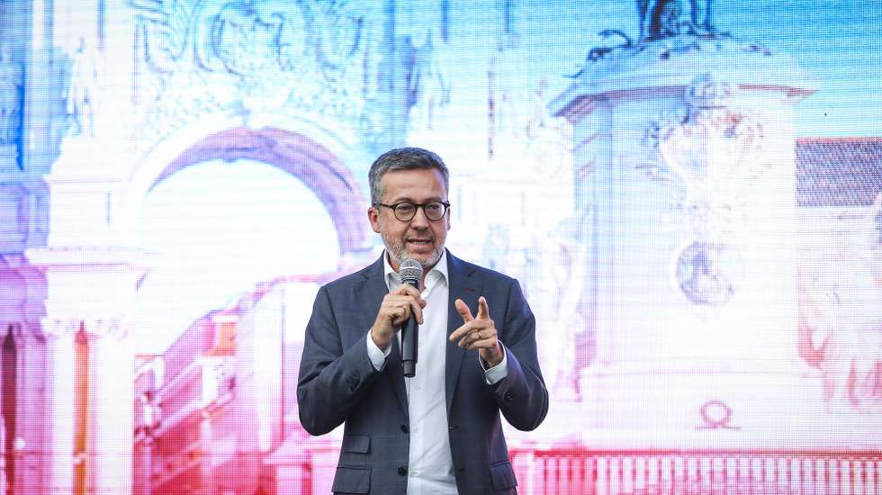 O presidente da Câmara Municipal de Lisboa, Carlos Moedas usa da palavra durante uma visita ao novo espaço do Rock in Rio 2024 no parque Tejo, em Lisboa, 06 de Junho de 2024. RODRIGO ANTUNES/LUSA