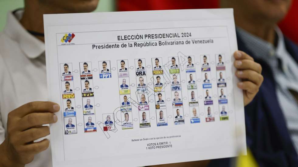 epa11498287 ConVZLA Panama spokesman Ricardo Contreras holds up a voting card during a press conference in Panama City, Panama, Panama, 26 July 2024. Venezuelan opposition group ConVZLA Panama has called a press conference to discuss the elections to be held on 28 July in Venezuela, as well as the next steps and strategies to follow.  EPA/BIENVENIDO VELASCO