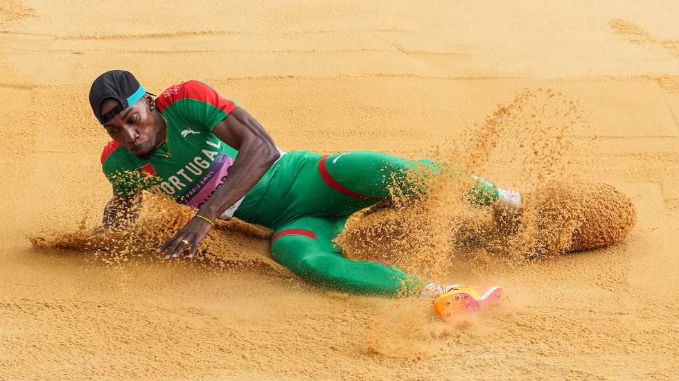 O atleta português Pedro Pichardo, durante a sua eliminatória do Triplo Salto, a contar para os Jogos Olímpicos de Paris, que decorrem entre 26 de julho e 11 de agosto, em Paris, França, 07 de agosto de 2024. HUGO DELGADO/LUSA