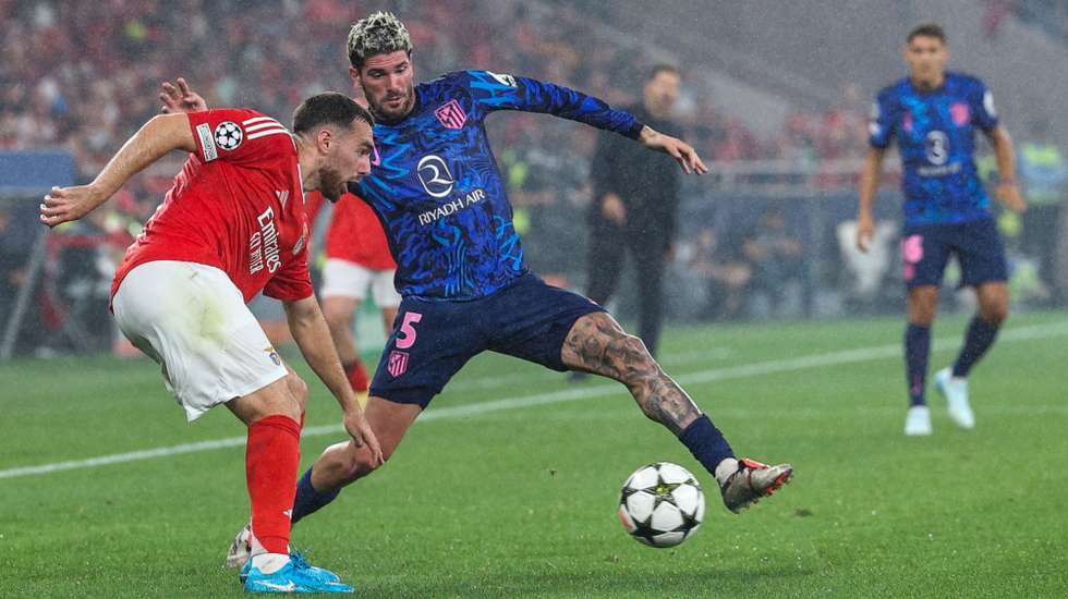 Benfica player Orkun Kokcu (L) in action against Atletico Madrid player Rodrigo De Paul during the UEFA Champions League soccer match held at Luz stadium, in Lisbon, Porrtugal, 02 October 2024. MIGUEL A. LOPES/LUSA